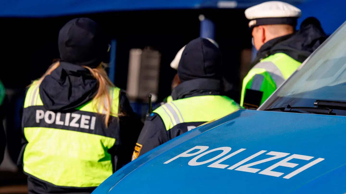 En dreng på fire år faldt mandag eftermiddag ud af et vindue i en ejendom i Berlin. Billedet er hentet i arkivet og viser ikke den omtalte redningsindsats.