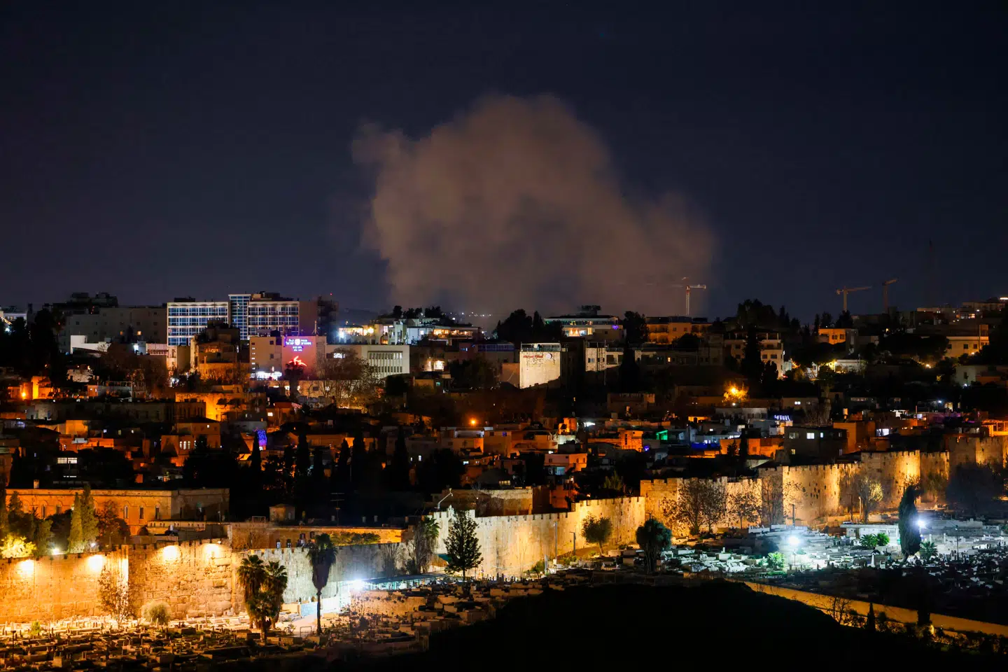 Røg stiger op over Jerusalem 1. marts efter et angreb.