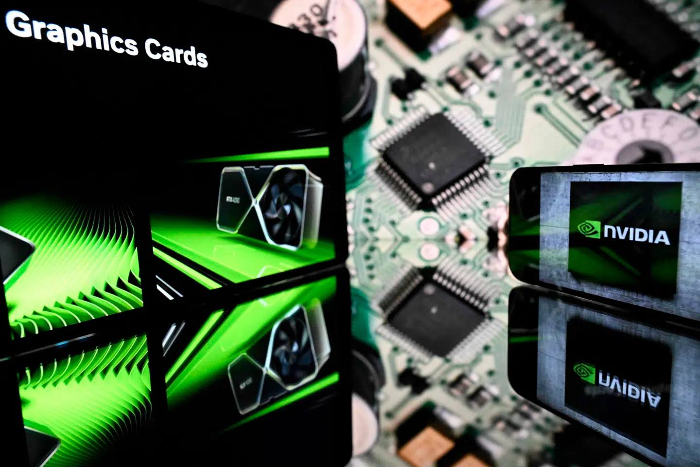 Nvidia er et teknologiselskab, der især er blevet kendt for at lave meget kraftige computerchips. Den amerikanske chipmastdont blev først store på computerchips til grafik, som bruges i for eksempel gaming-computere. I dag er Nvidia dog meget mere end gaming. Selskabet, der er verdens mest værdifulde målt på markedsværdi, spiller nu også en vigtig rolle inden for kunstig intelligens, fordi dets chips er særligt gode til at håndtere store mængder data og tunge beregninger hurtigt. Derfor bliver Nvidia brugt i alt fra datacentre og supercomputere til selvkørende biler og avancerede AI-systemer.