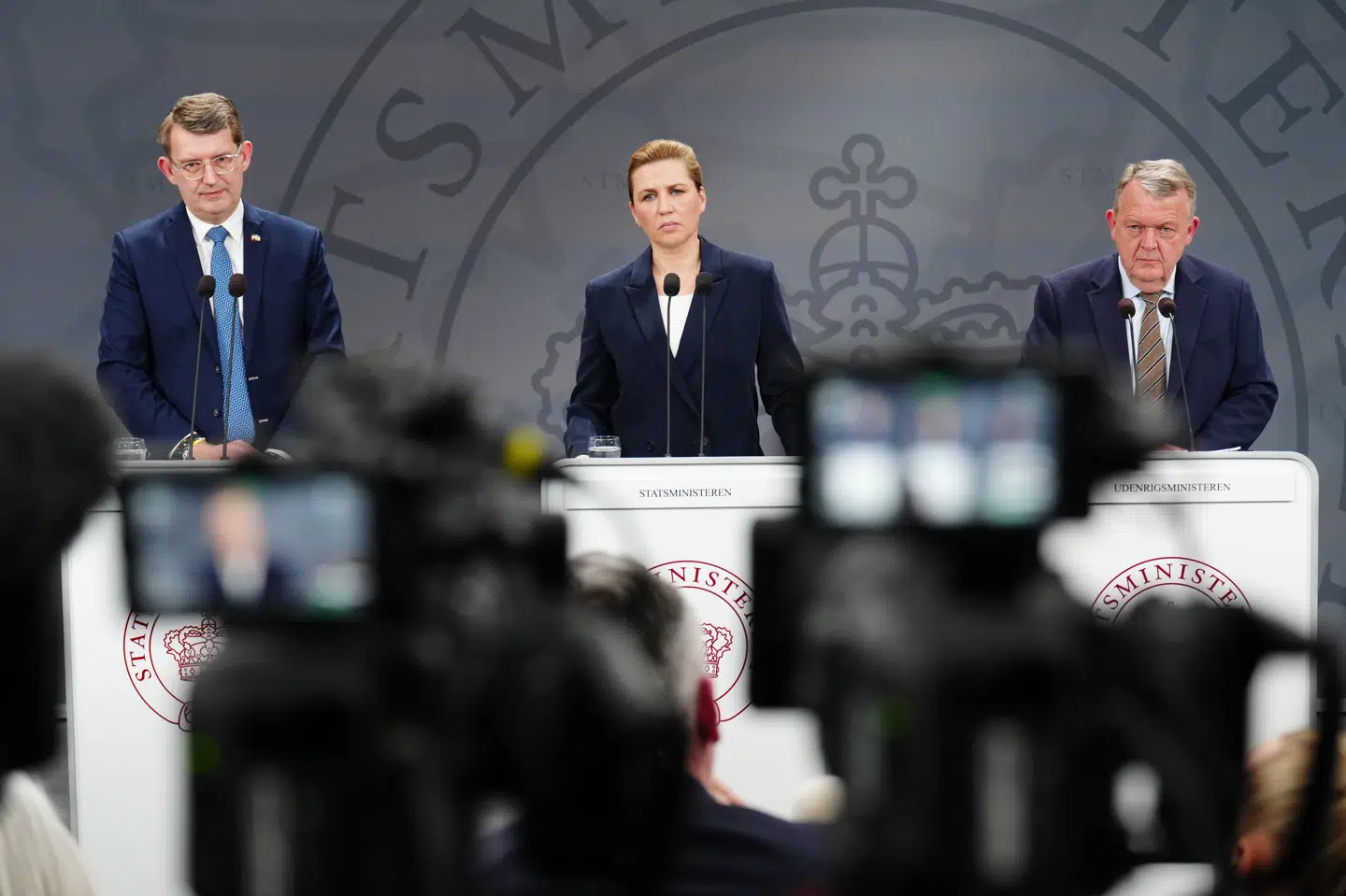 Fra venstre ses forsvarsminister Troels Lund Poulsen (V), statsminister Mette Frederiksen (S) og udenrigsminister Lars Løkke Rasmussen (M) ved et pressemøde mandag aften, hvor de fortæller, at Danmark har sagt ja til Frankrigs invitation om et tættere strategisk samarbejde om atomafskrækkelse.