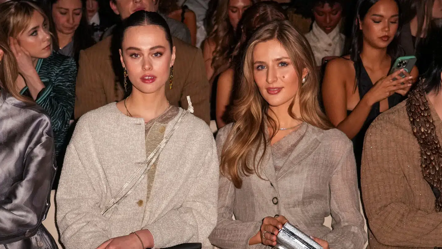 Benedikte Thoustrup (th.) og prinsesse Eugenia (tv.) sad sammen på første række under showet i modebyen.