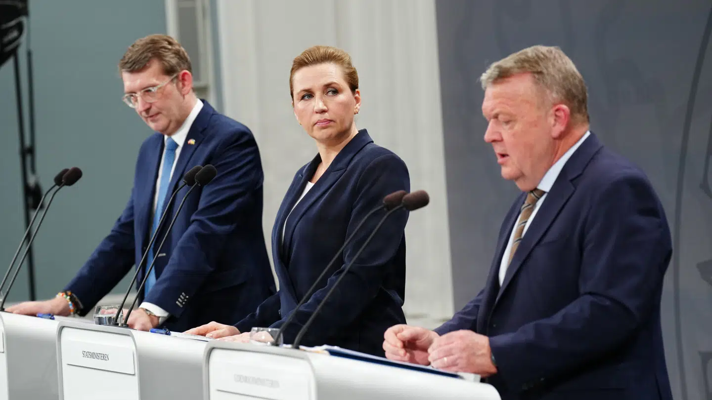 Det siger noget om, hvor mærkelig dansk politik er, at de tre ministre, der kæmper mod hinanden under valgkampen, står side om side til pressemødet, påpeger Henrik Qvortrup.