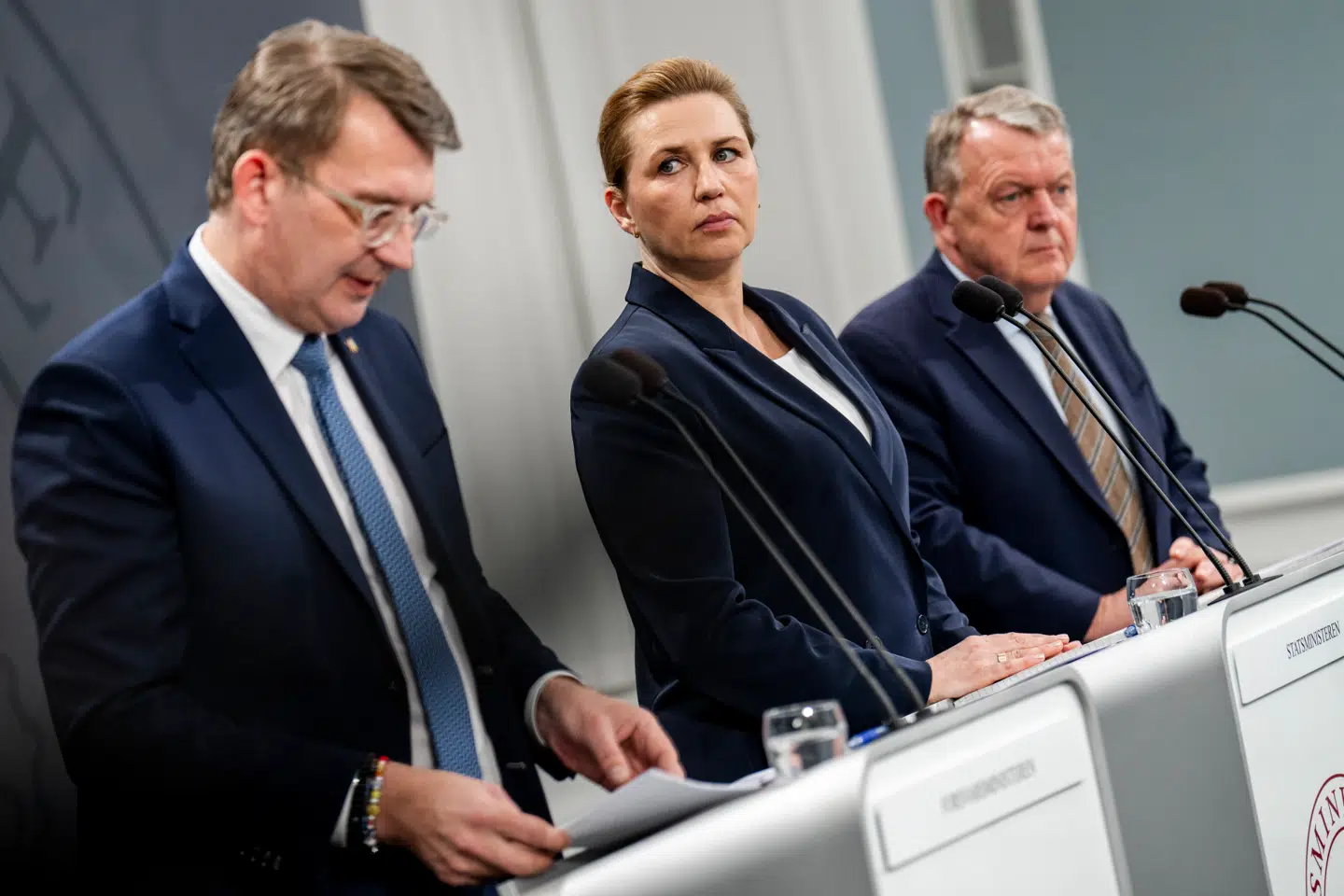 Regeringen holdt mandag aften pressemøde om europæisk sikkerhed i Spejlsalen i Statsministeriet. Der er nu taget et skridt bort fra den doktrin om atomvåben, som har regeret i snart syv årtier, skriver Thomas Bernt Henriksen i denne leder.