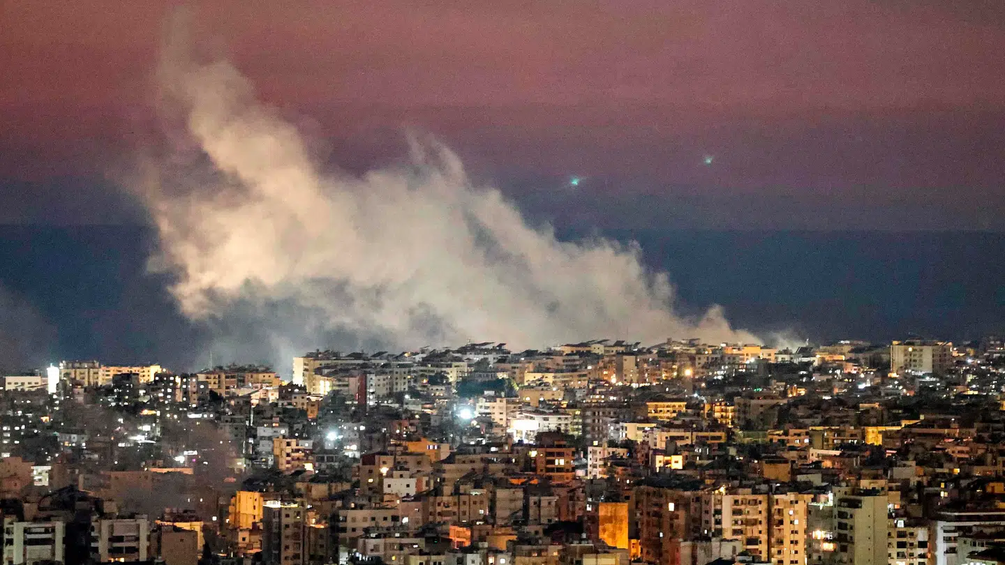 Røgsøjler stiger op fra Libanons hovedstad efter israelsk bombardement.