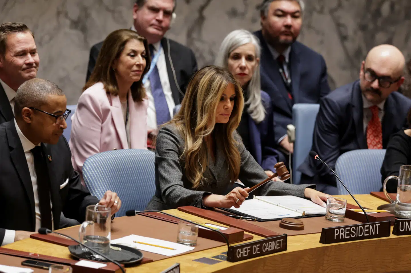 USA's førstedame, Melaina Trump, slog et ceremonielt slag med en hammer, da hun åbnede mødet i FN's Sikkerhedsråd mandag.