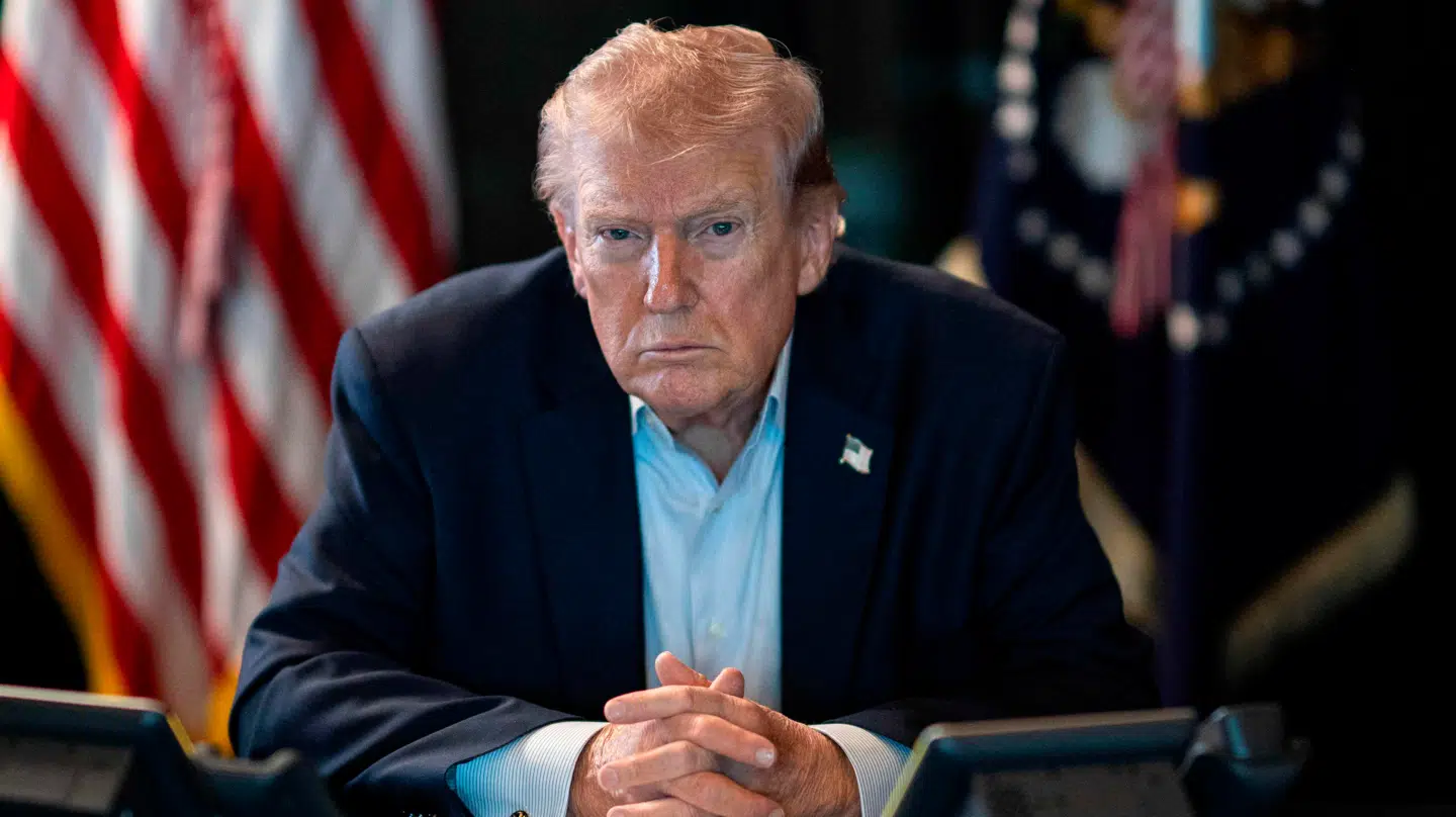 Nærmest på hver sin side af hovedet - havde to magtfulde mænd travlt med at hviske kampråb i ørerne.