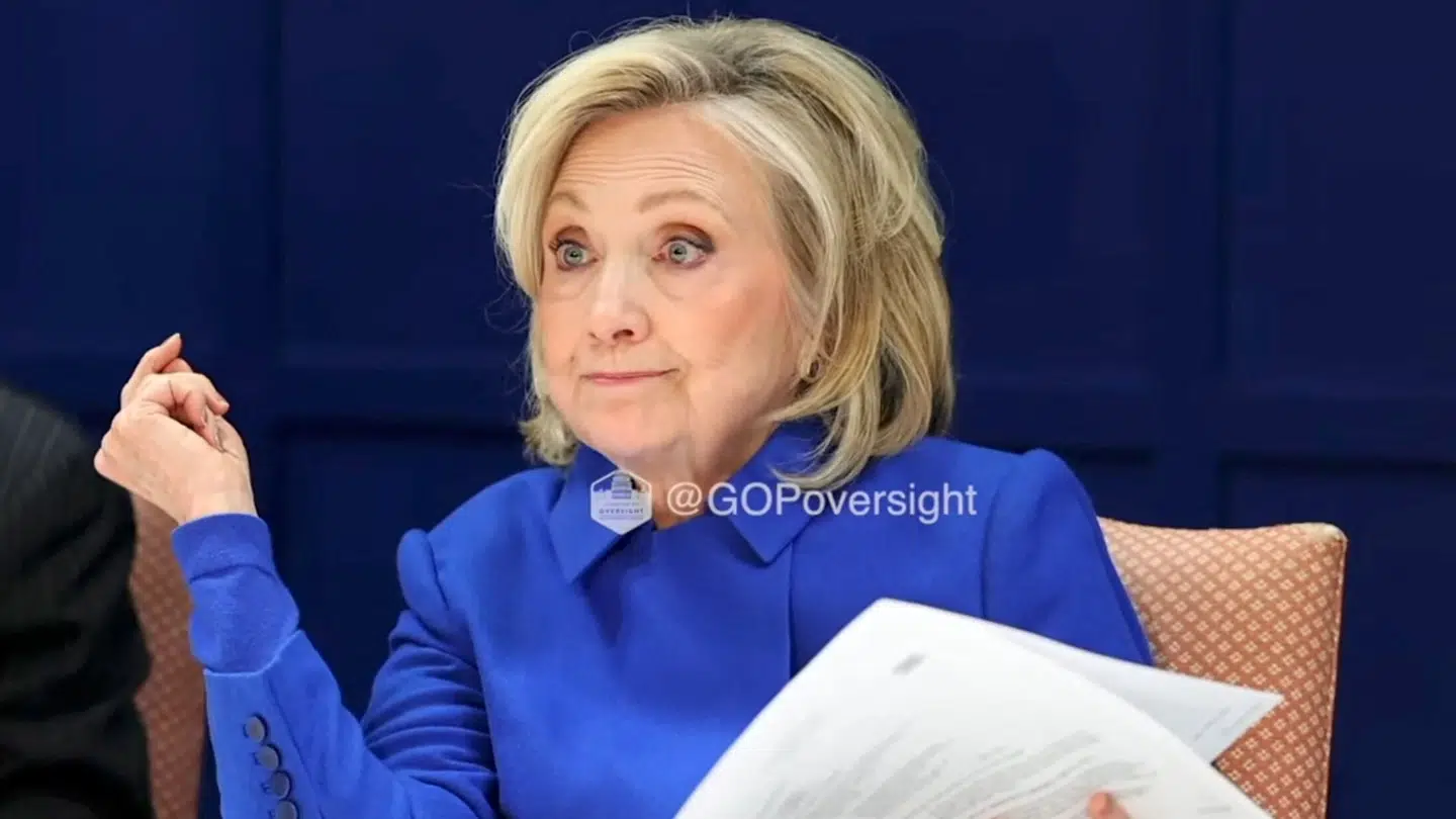 Hillary Clinton afgiver sin vidneforklaring bag lukkede døre for kongresudvalget.