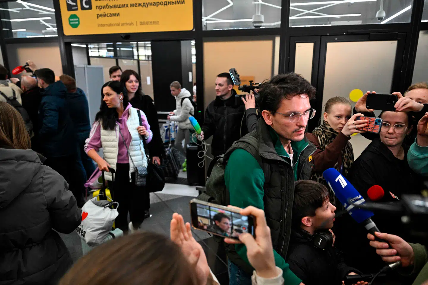 Passagerer ankommer til Sjeremetjevos internationale lufthavn i Moskva i Rusland mandag, efter at et af de første fly fra Abu Dhabi kom afsted midt i krigshandlingerne i Mellemøsten.