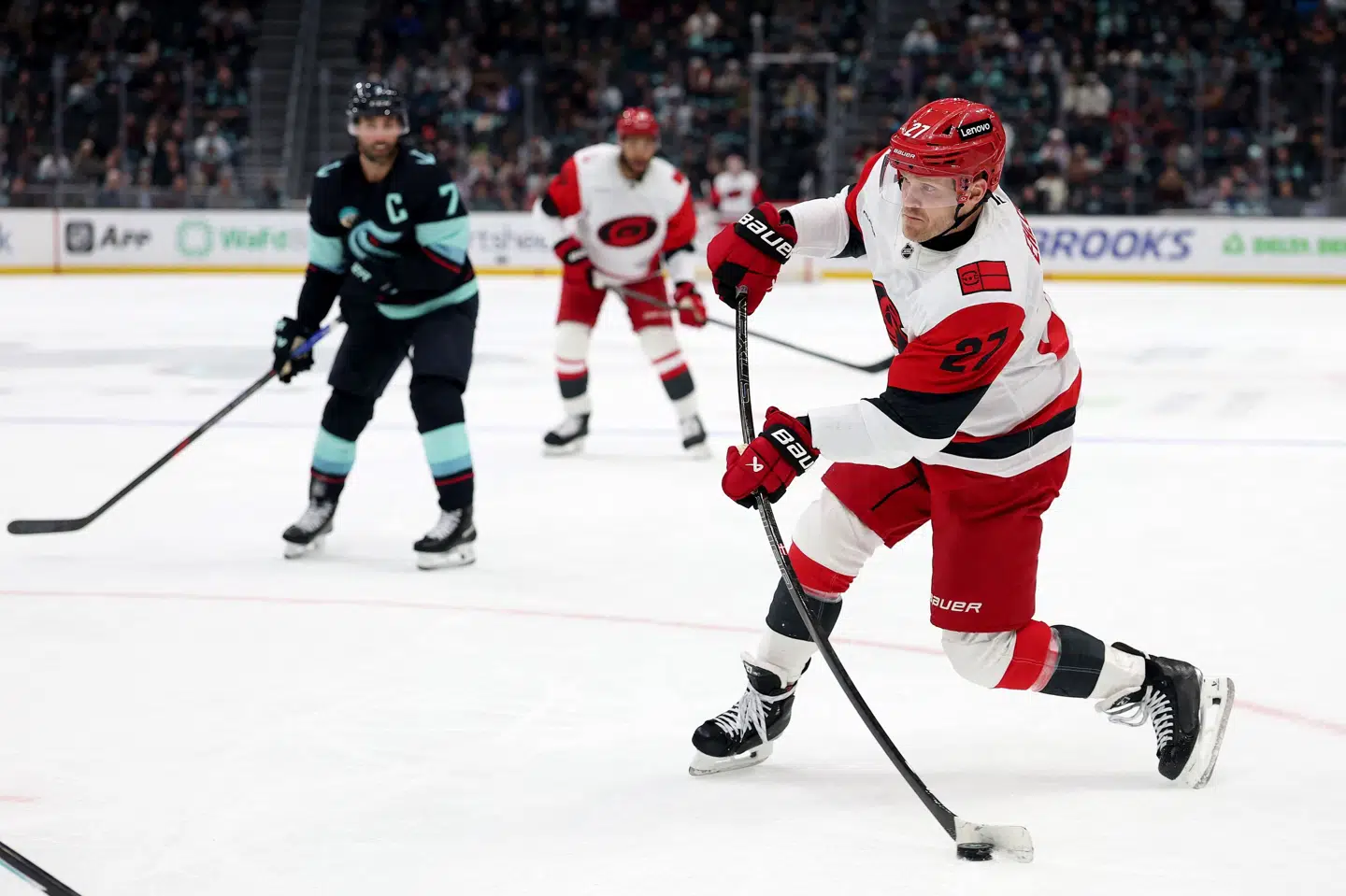 Carolina Hurricanes-spilleren Nikolaj Ehlers skød flittigt på mål og scorede en enkelt gang i kampen mod Seattle Kraken.