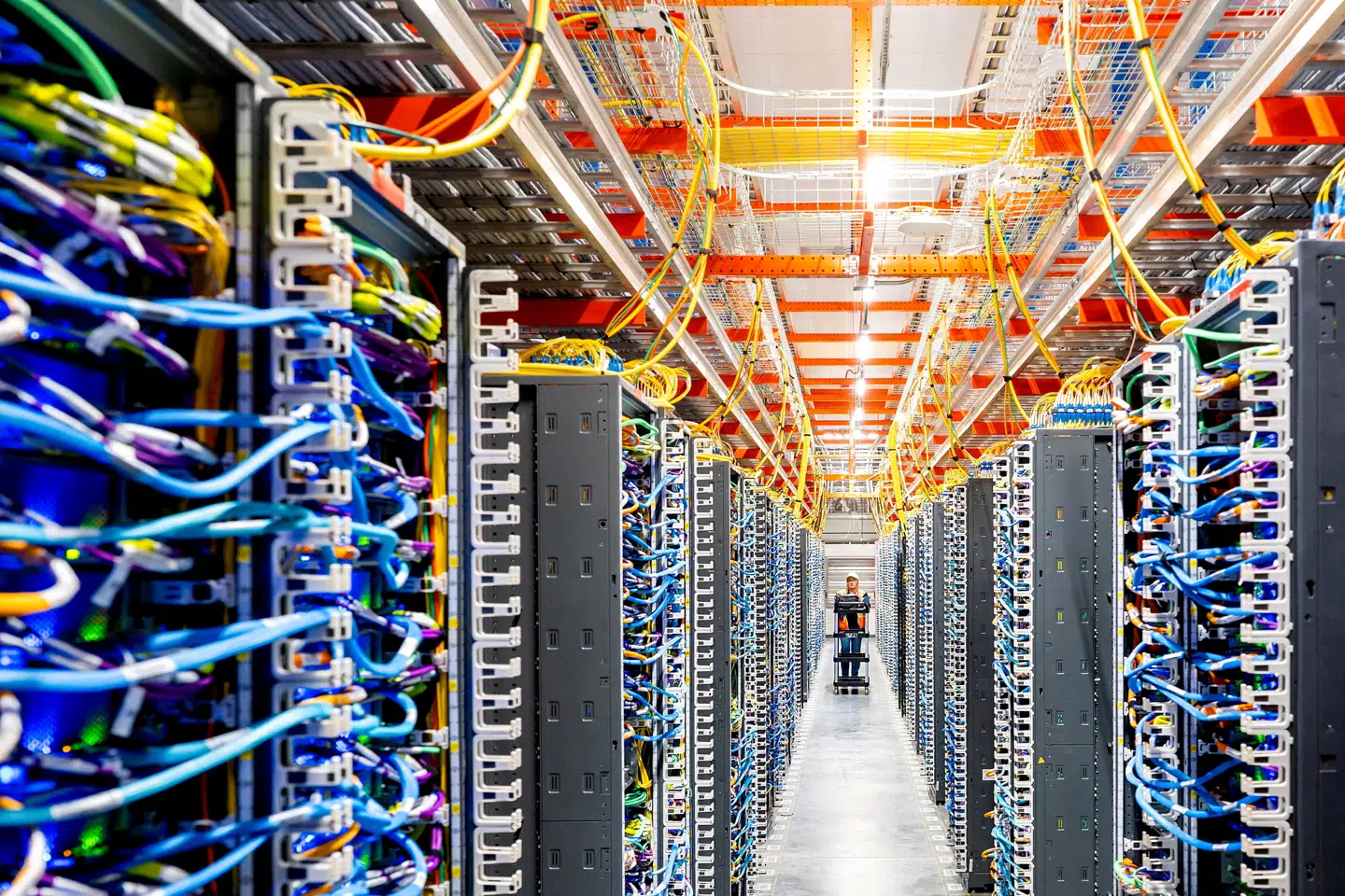 Datacentre er kæmpe lagerhaller med kraftige computere, der fungerer som knudepunkter for internettrafikken, og hvorfra internetbaserede tjenester kører. Her er det Amazon Web Services' datacenter i Indiana i USA.