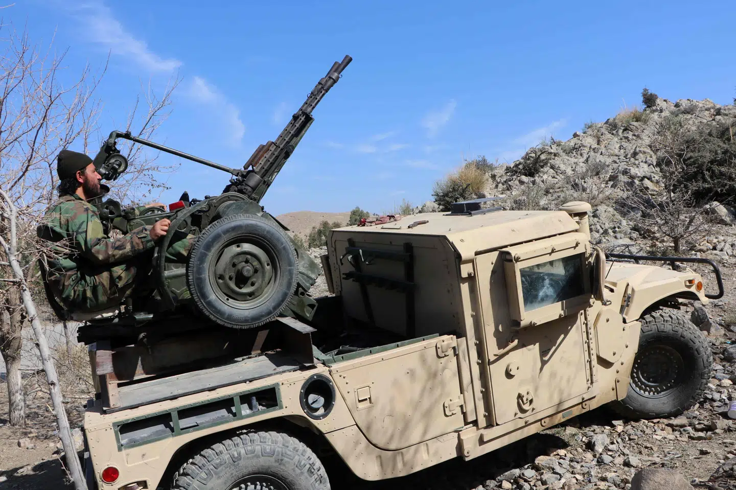 Talibanfolk med antiluftskyts i grænseområdet til Pakistan, hvor kampe fortsætter.