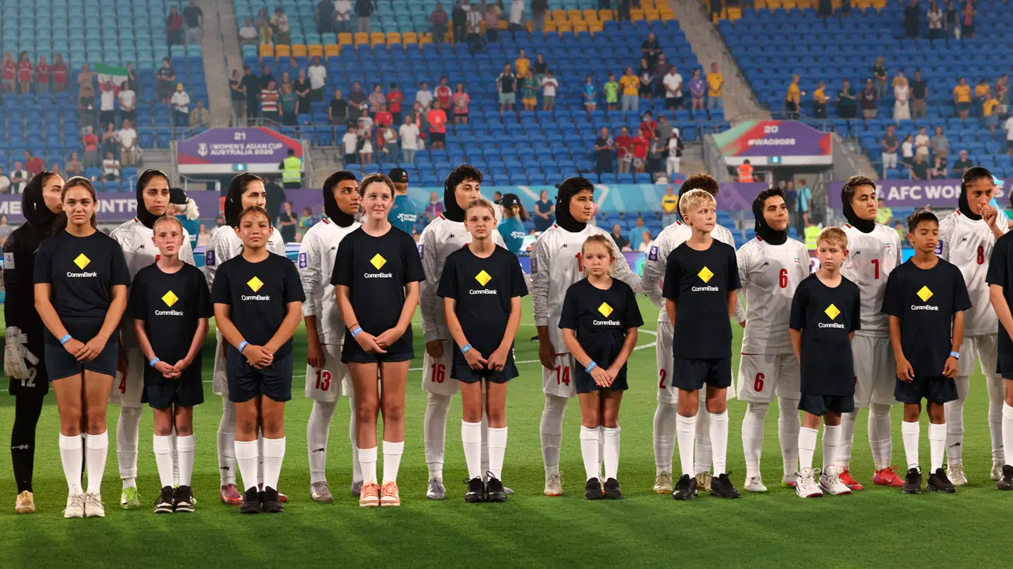 Landsholdet stod tavse, da nationalsangen for den islamiske republik, Soroud-e Melli-e Jomhouri-e Eslami-e Iran', lød i højtalerne.