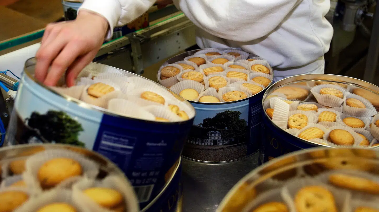 Royal Dansk Butter Cookies lægges i dåser. Dansk Cookie Industri A/S, Stege (tidligere KelsenBisca A/S).