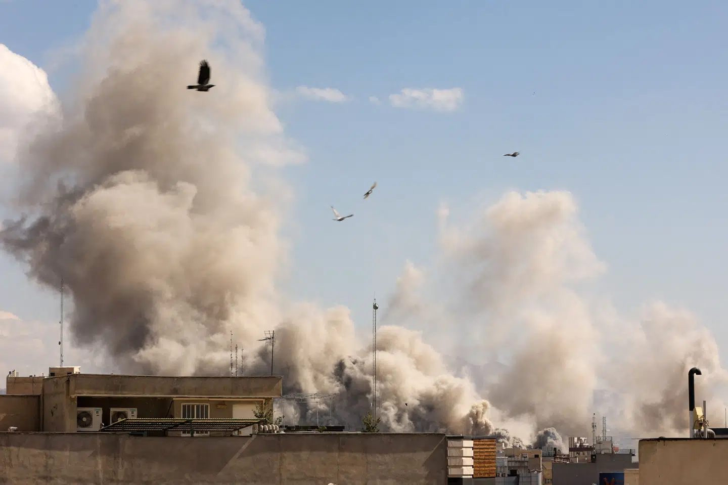 Røg stiger op efter en eksplosion i Irans hovedstad, Teheran.