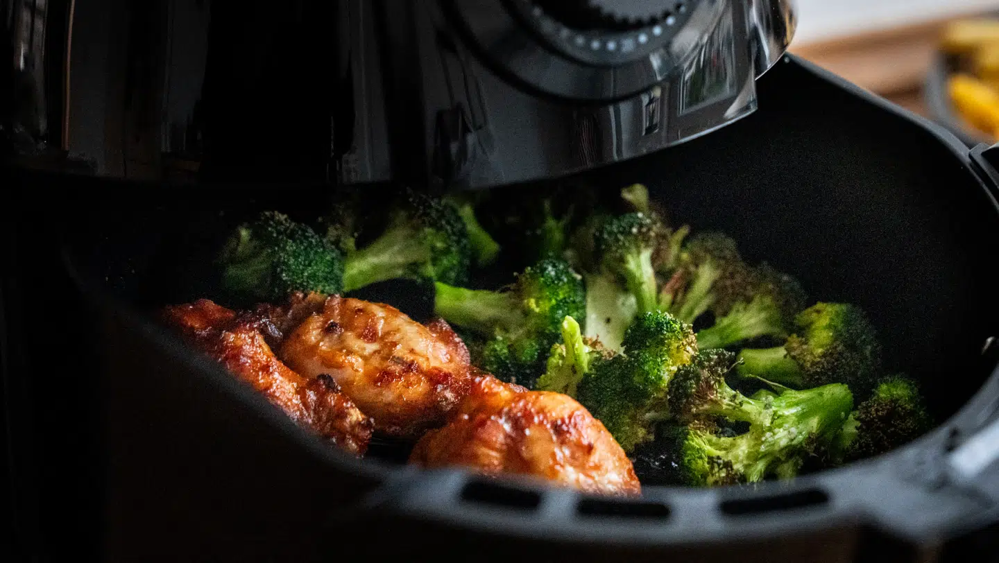Broccoli lavet i airfryer får den eftertragtede brune farve, der giver grøntsagerne smag.