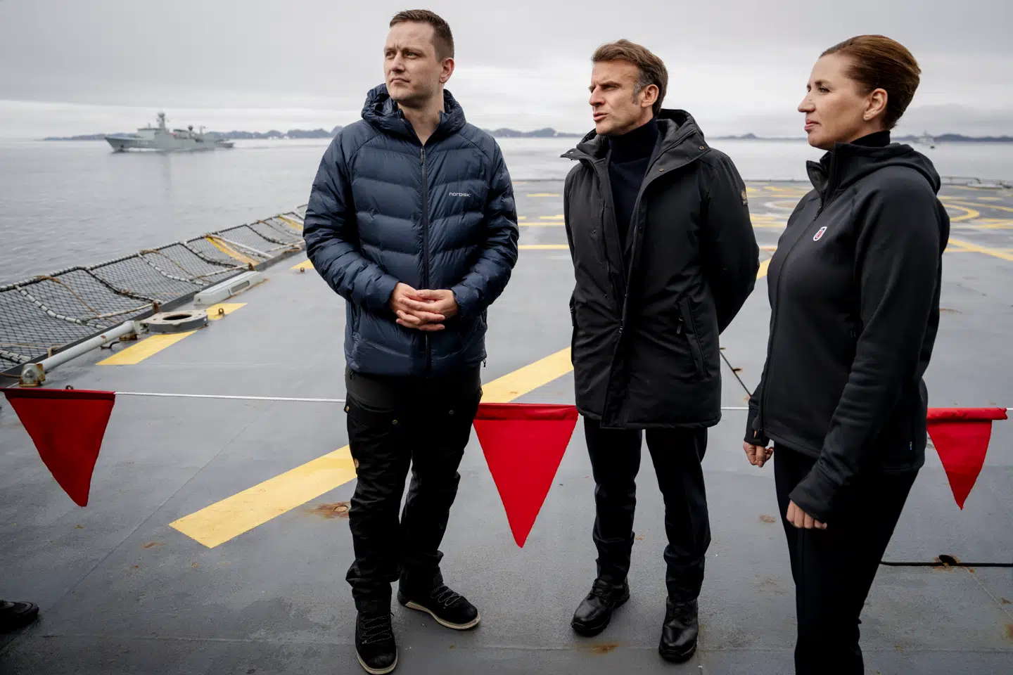 Danmark befinder sig midt i en ekstremt urolig verden. Men alligevel handler valgkampen indtil videre primært om formueskat og klassekvotienter. Spørgsmålet er, om politikerne rammer skævt eller helt rent i forhold til vælgerne. Her er Mette Frederiksen fotograferet i Grønland sammen med Jens-Frederik Nielsen, Grønlands regeringschef, og præsident Macron.