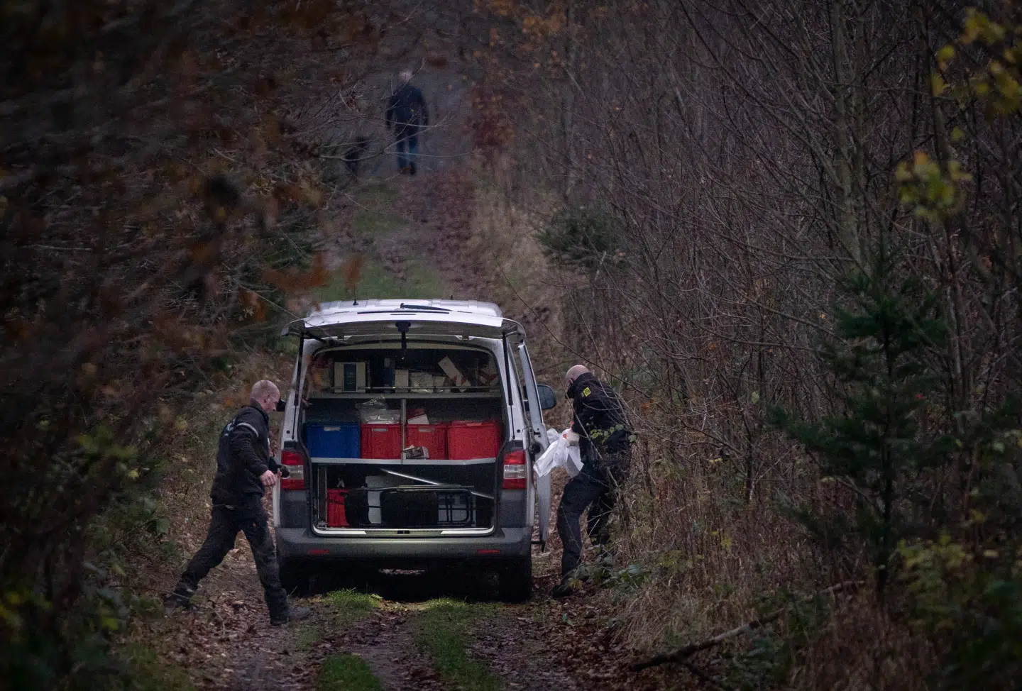 Politiet leder efter den forsvundne 43-årige psykolog Maria From Jakobsen i en skov nær Frederikssund i Nordsjælland, tirsdag den 24. november 2020. Hun blev senere erklæret dræbt.