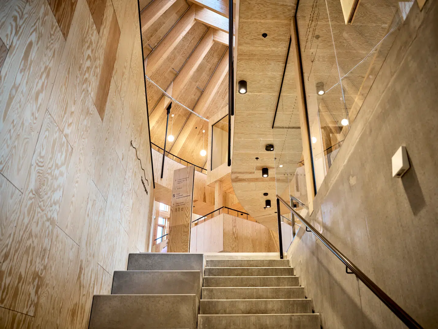 Det er næsten som et stykke scenografi til en ekspressionistisk tysk film fra 1920erne, men det er såmænd bare Københavns nyeste sundhedsbygning.