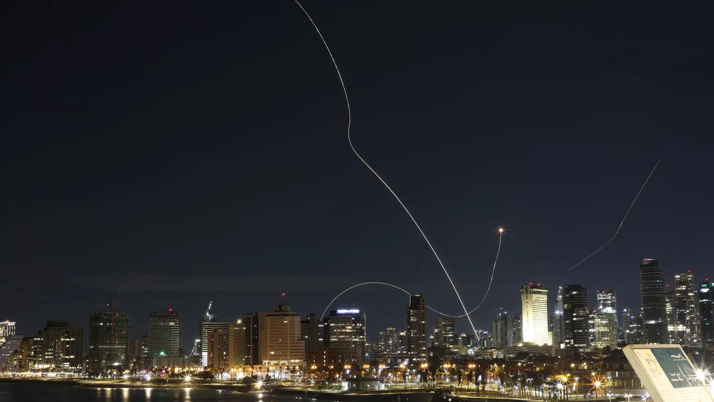 Der har været luftangreb over store dele af Mellemøsten og Persien de seneste døgn. Her er det Tel Aviv i Israel, hvor luftforsvaret er på arbejde.