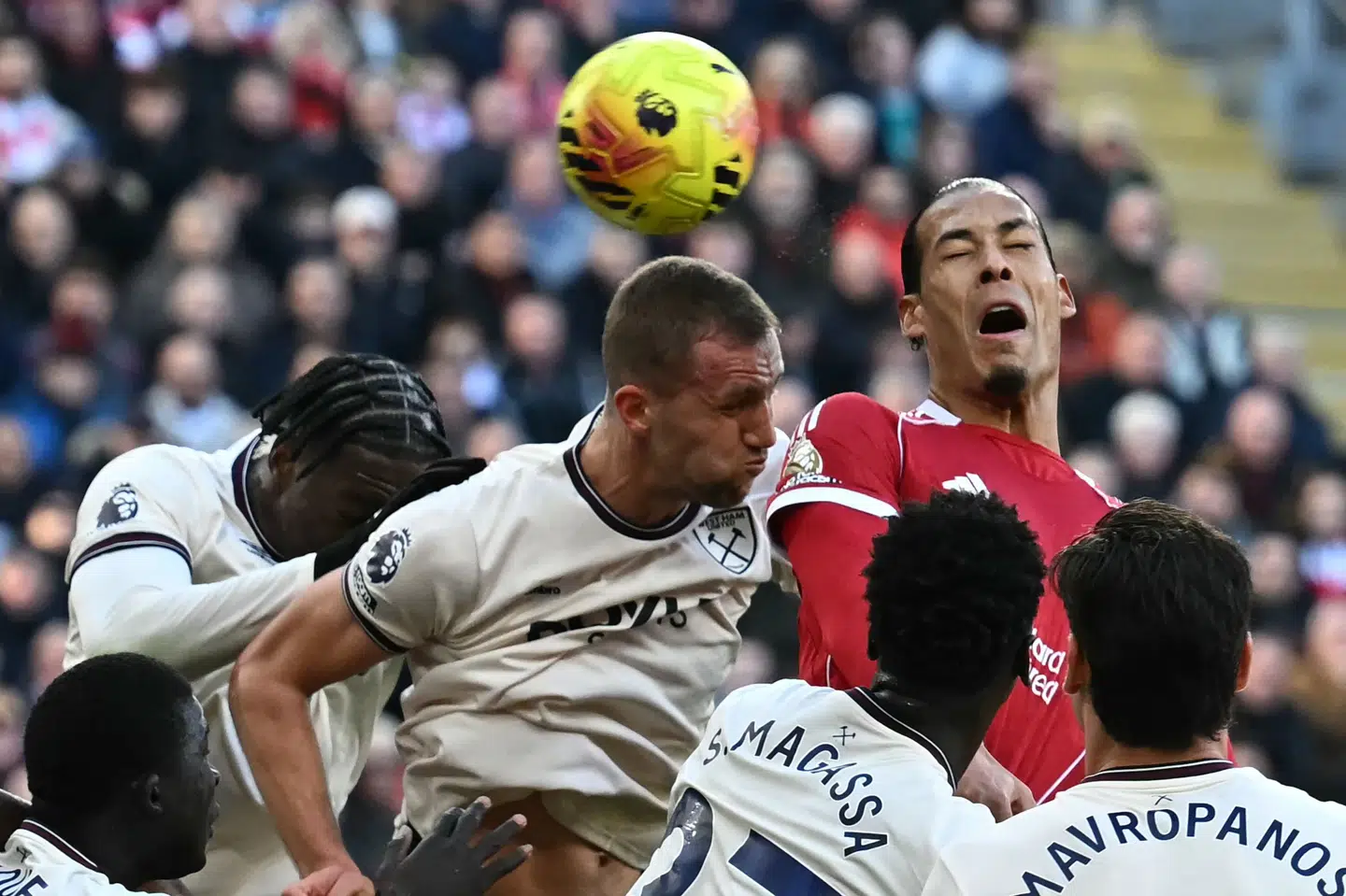 Liverpool-stopperen Virgil van Dijk (til højre) scorede et af holdets tre mål på hjørnespark i lørdagens 5-2-sejr over West Ham. (Arkivfoto).