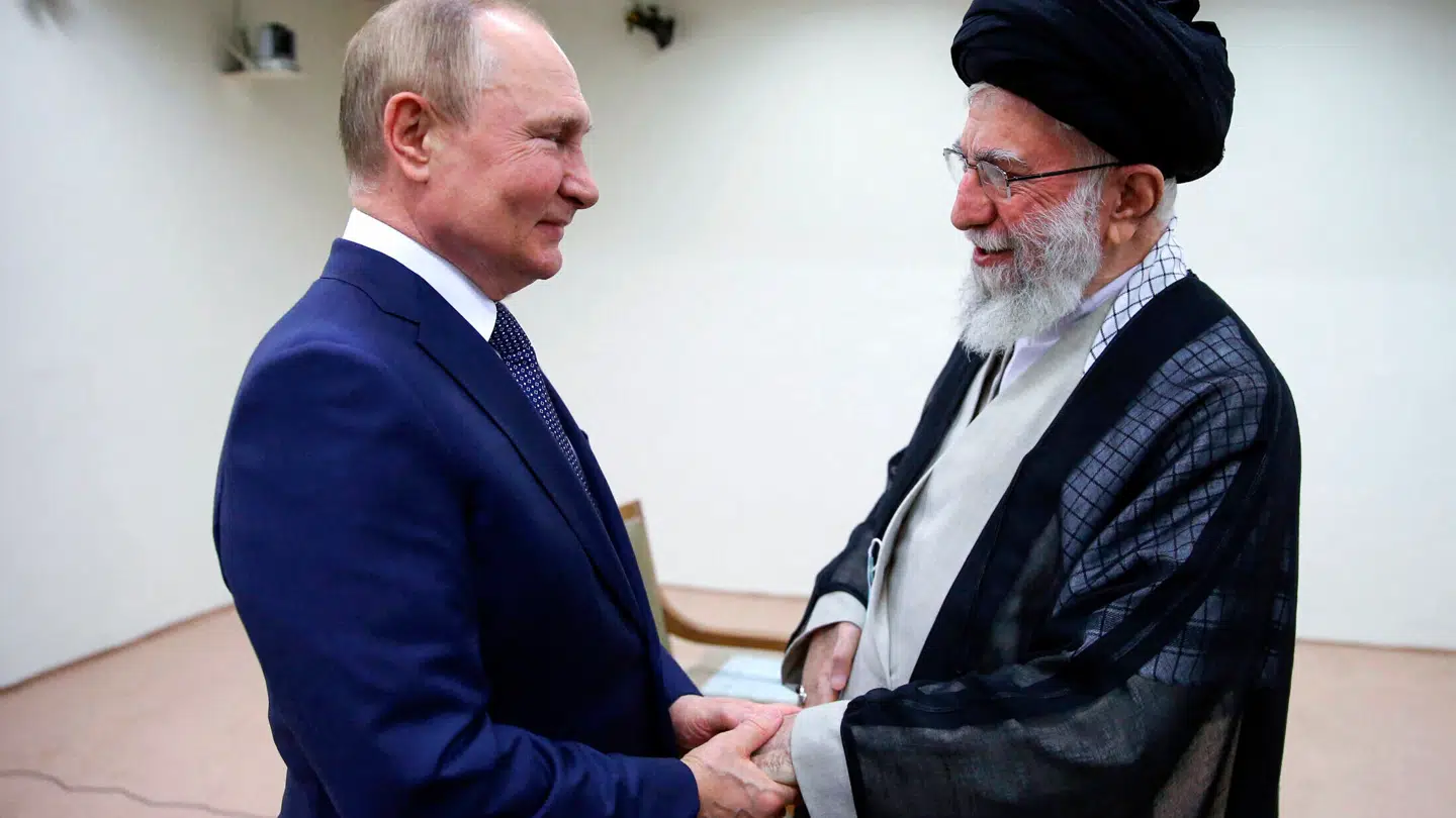 Arkiv: Ayatollah Ali Khamenei modtager Ruslands præsident, Vladimir Putin, i Teheran den 19. juli 2022. Bashar al-Assad, Nicolas Maduro og nu Irans øverste leder Ayatollah Ali Khamenei. I de seneste 18 måneder har den russiske præsident Vladimir Putin mistet flere vigtige udenlandske allierede – og der er ikke meget, Kreml, der er kørt fast i Ukraine, kan gøre ved det.