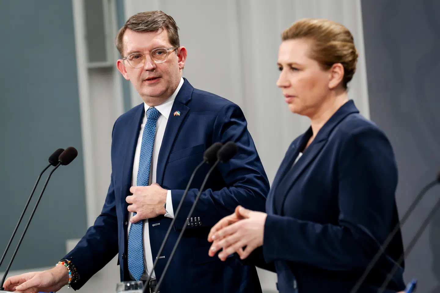Statsminister Mette Frederiksen og forsvarsminister Troels Lund Poulsen stod side om side på pressemødet mandag.