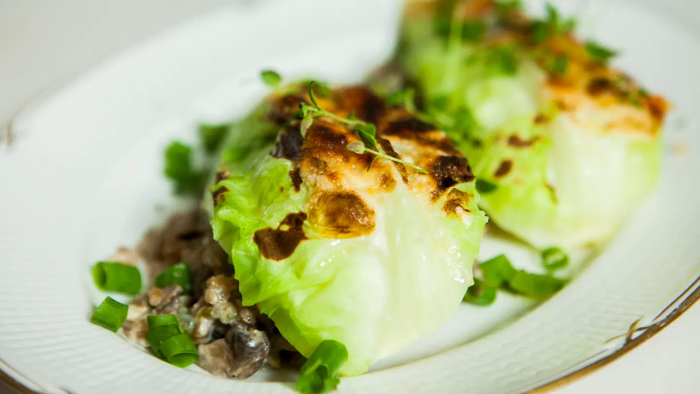 Grøn madskribent Kirsten Skaarup laver lækker vegetarmad i samtalekøkkenet.