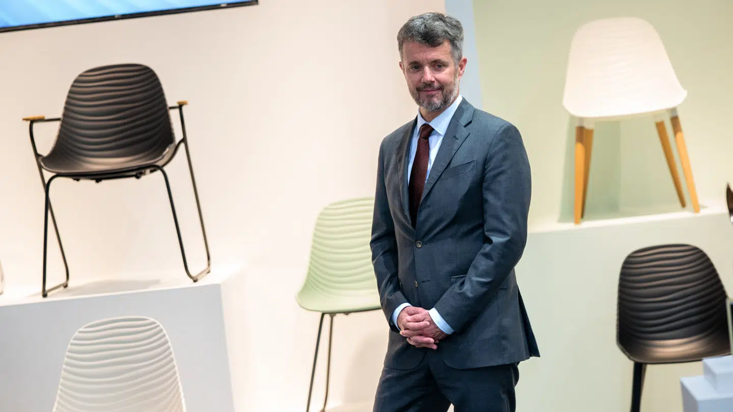 Kong Frederik, der dengang var Kronprins Frederik, besøgte i 2022 den danske møbelfabrikant ScanCom og blev vist rundt ved de bæredygtige møbler af administrerende direktør i ScanCom, Stig Maasbøl, under et erhvervsfremstød i Ho Chi Minh City, Vietnam.