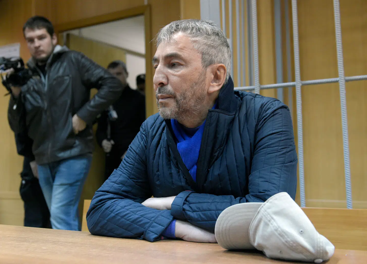 Den tidligere russiske senators sidste år bliver kaldt »uværdige«, og han har forsøgt selvmord før. Alligevel har datteren en anden forklaring.