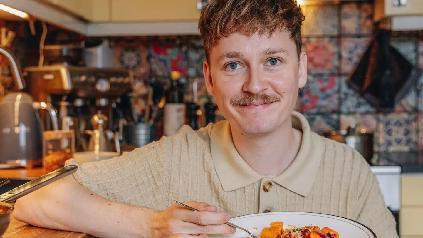 Madblogger Rasmus Smedstrup med en af de pastaretter, han ofte griber til, når det skal være let at lave mad.