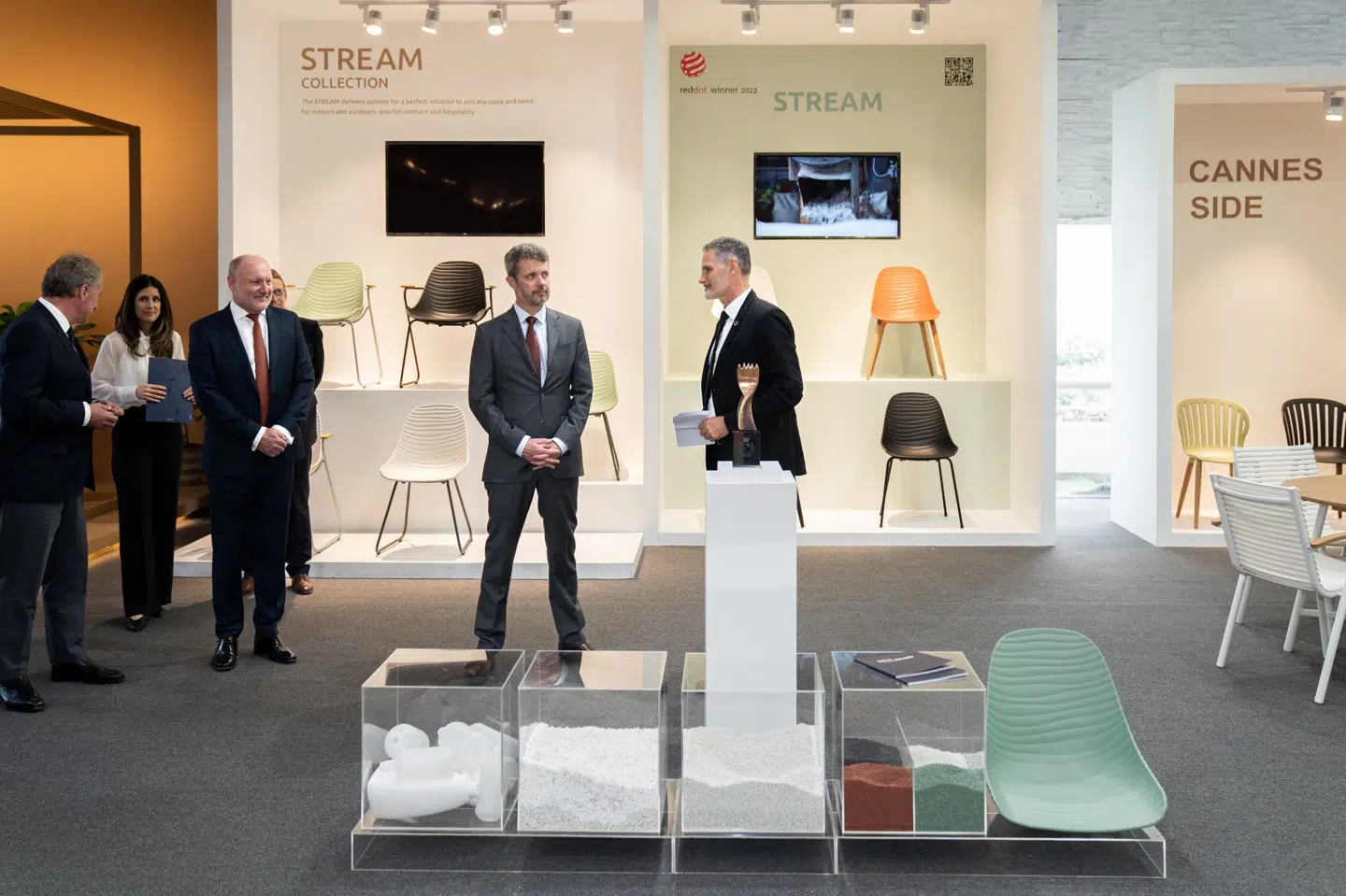 Kronprins Frederik, i dag kong Frederik, besøger den danske møbelfabrikant ScanCom under et erhvervsfremstød i Ho Chi Minh City i Vietnam 3. november 2022. Coronapandemien skabte efterfølgende problemer for møbelproducenten, som har vist sig så store, at Lars Larsen Group, som ejer ScanCom, nu lukker selskabet. (Arkivfoto).