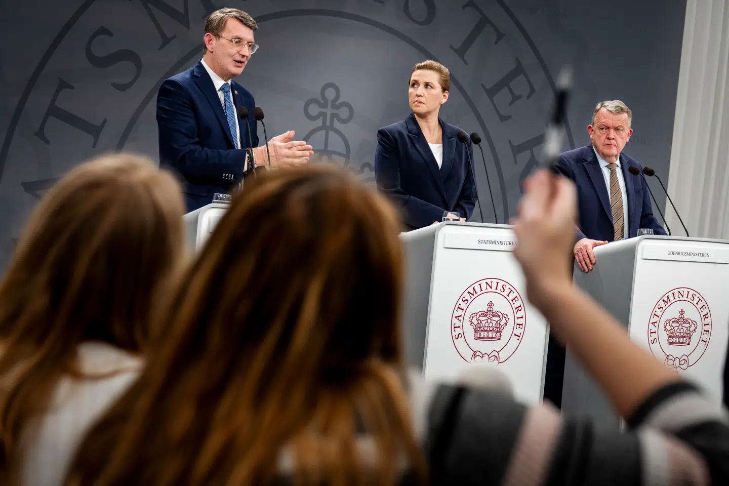 Vicestatsminister og forsvarsminister Troels Lund Poulsen (V), statsminister Mette Frederiksen (S) og udenrigsminister Lars Løkke Rasmussen (M) sagde på et pressemøde mandag, at Danmark skal indgå i tættere strategisk samarbejde om atomafskrækkelse med Frankrig.