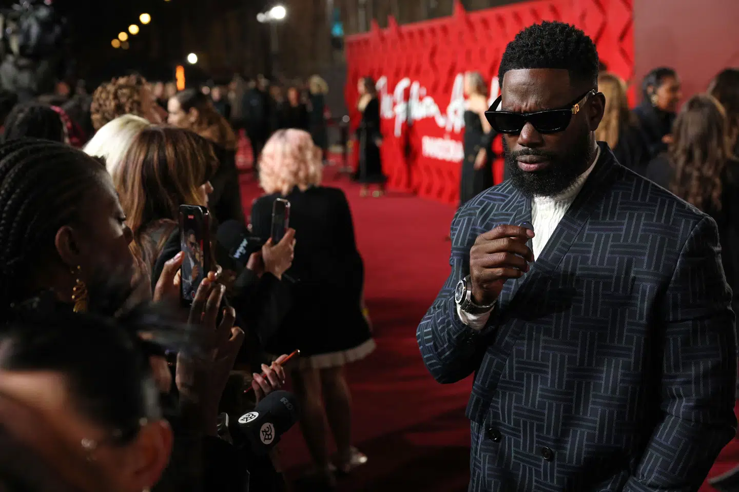 Den britiske rapper Ghetts poserer på den røde løber ved en prisuddeling i London i december 2024. Han er tirsdag blevet idømt 12 års fængsel for at køre en ung mand ihjel i oktober sidste år. (Arkivfoto).