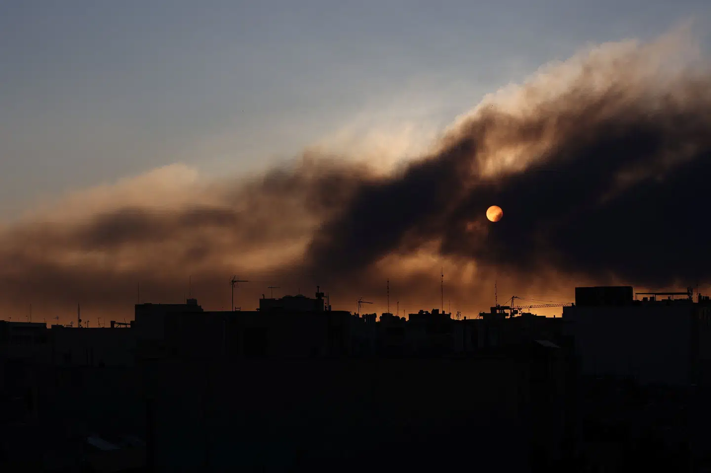 Røg over Teheran i Iran efter israelske og amerikanske angreb.