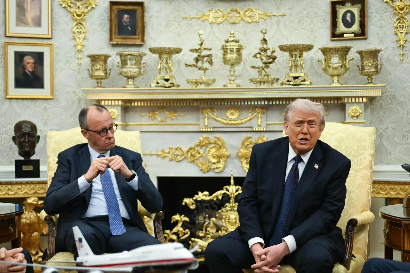 Den tyske forbundskansler, Friedrich Merz, sidder til venstre for den amerikanske præsident, Donald Trump, under et pressemøde i Det Hvide Hus i USA tirsdag. Her udtrykker Trump sin utilfredshed med både Spanien og Storbritannien.