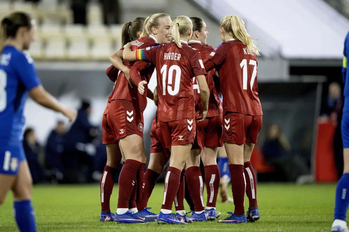 De danske spillere fejrer Amalie Vangsgaard scoring til 2-0.