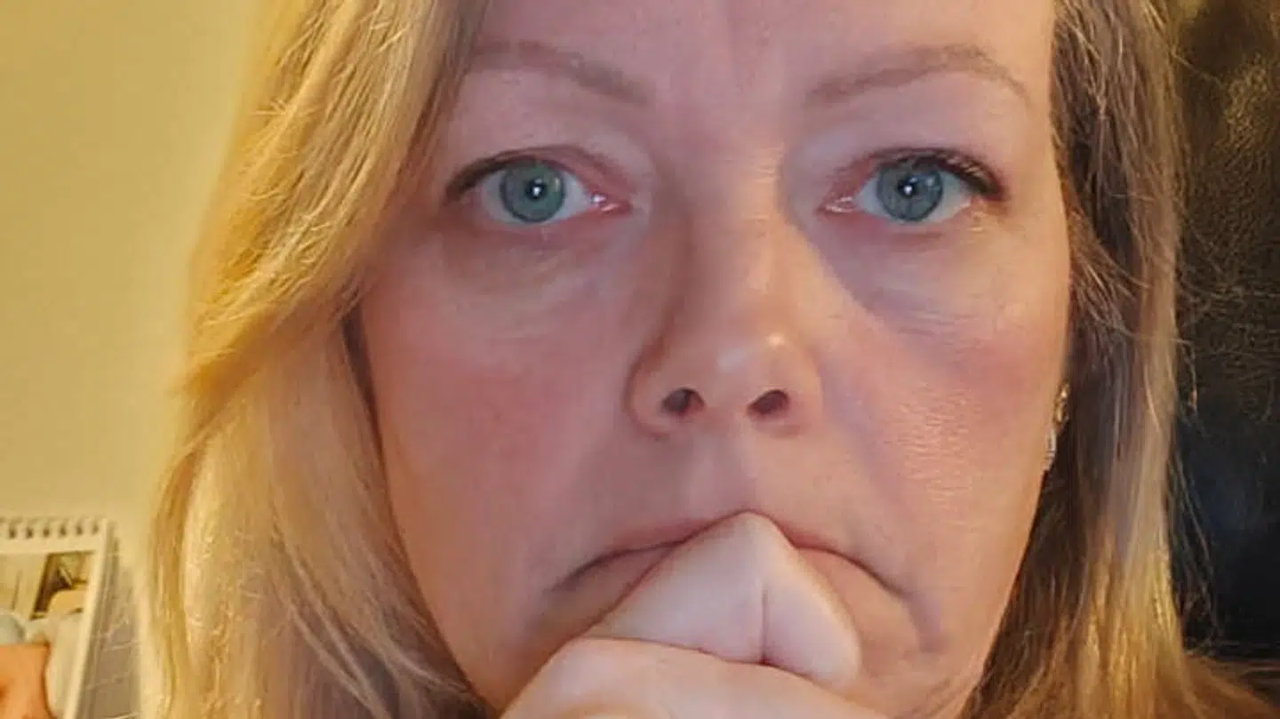 Dorte Beck-Nyling er chokeret, efter politiet kunne fortælle, at en af hendes plakater er blevet brændt af.