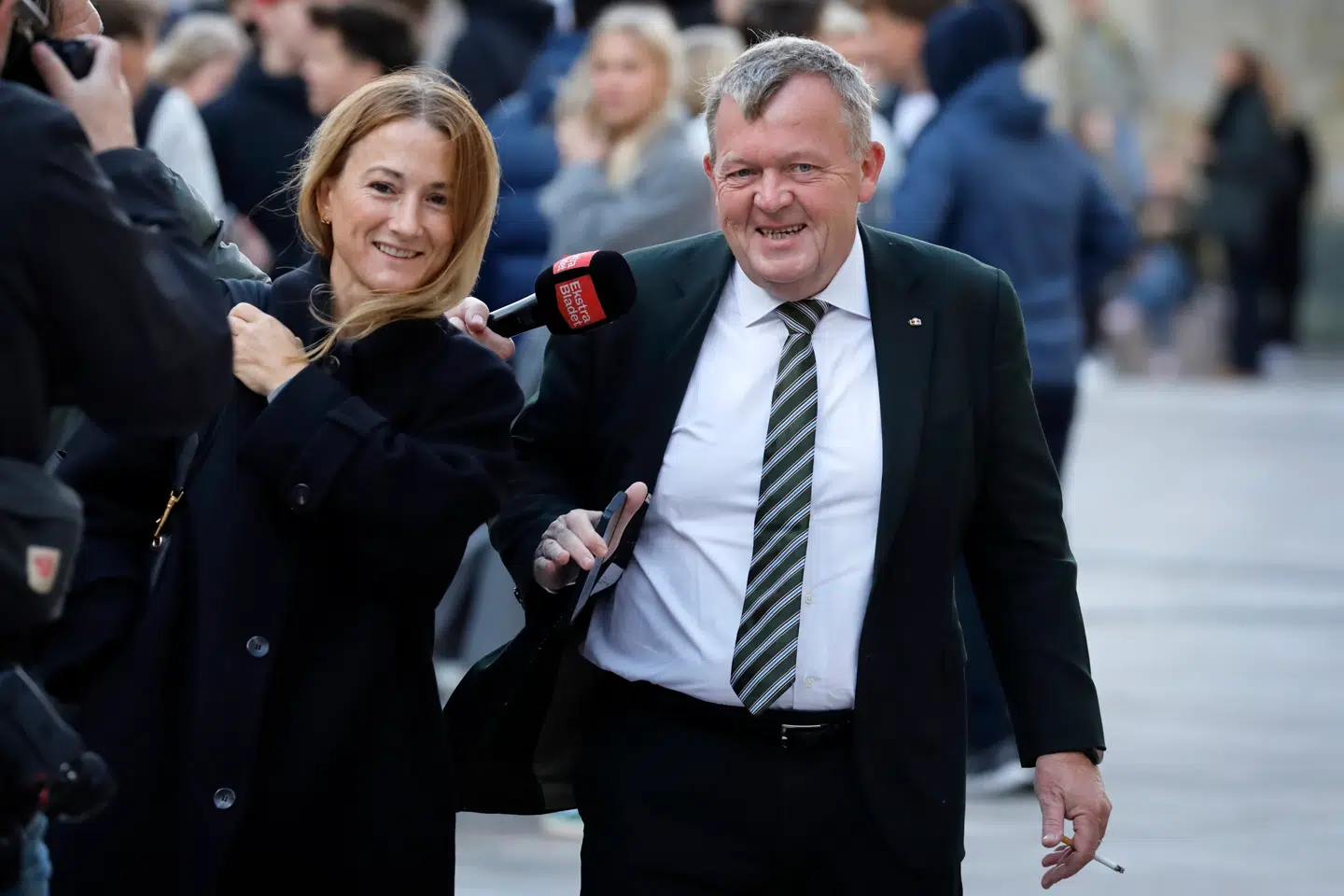 Karen Clement (tv.) er blevet taget i at filme journalist og chefredaktør, Mads Brügger, på Frihedsbrevets telefon under et pressemøde.