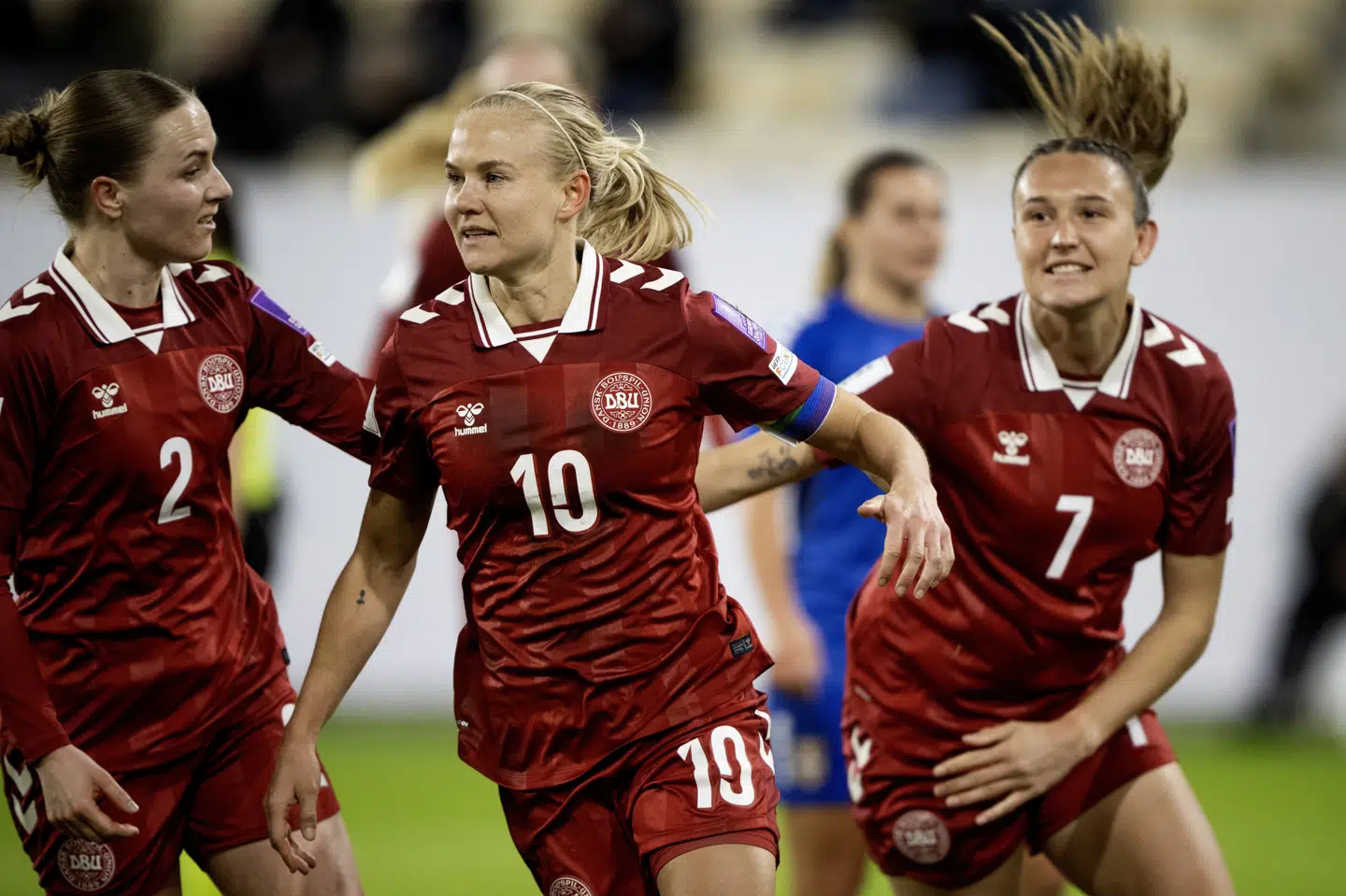 Pernille Harder jubler over sin scoring på straffespark til slutresultatet 3-1.