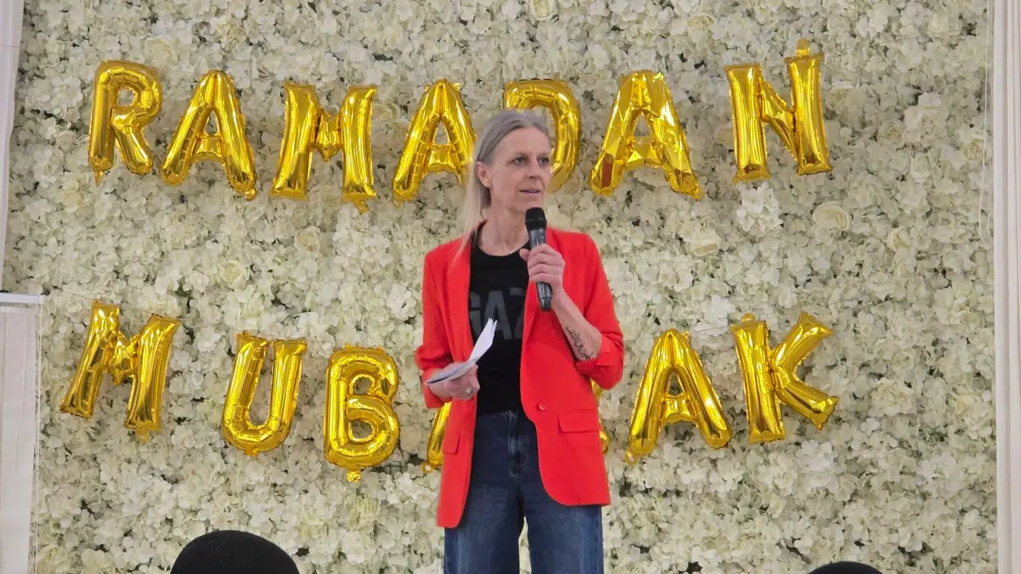 Her ses Trine Pertou Mach, fremtrædende folketingsmedlem for Enhedslisten, under ramadanmiddagen.