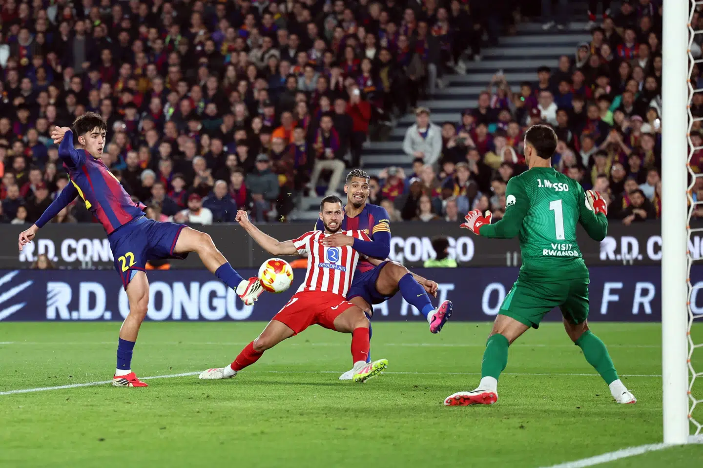 Med sit andet mål i kampen bringer Marc Bernal Barcelona på 3-0.