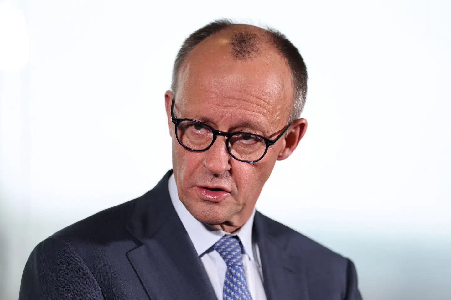 Tysklands kansler, Friedrich Merz, siger ifølge Reuters, at han er i tvivl om, hvorvidt amerikanske og israelske militærangreb reelt vil føre til politisk forandring i Iran.