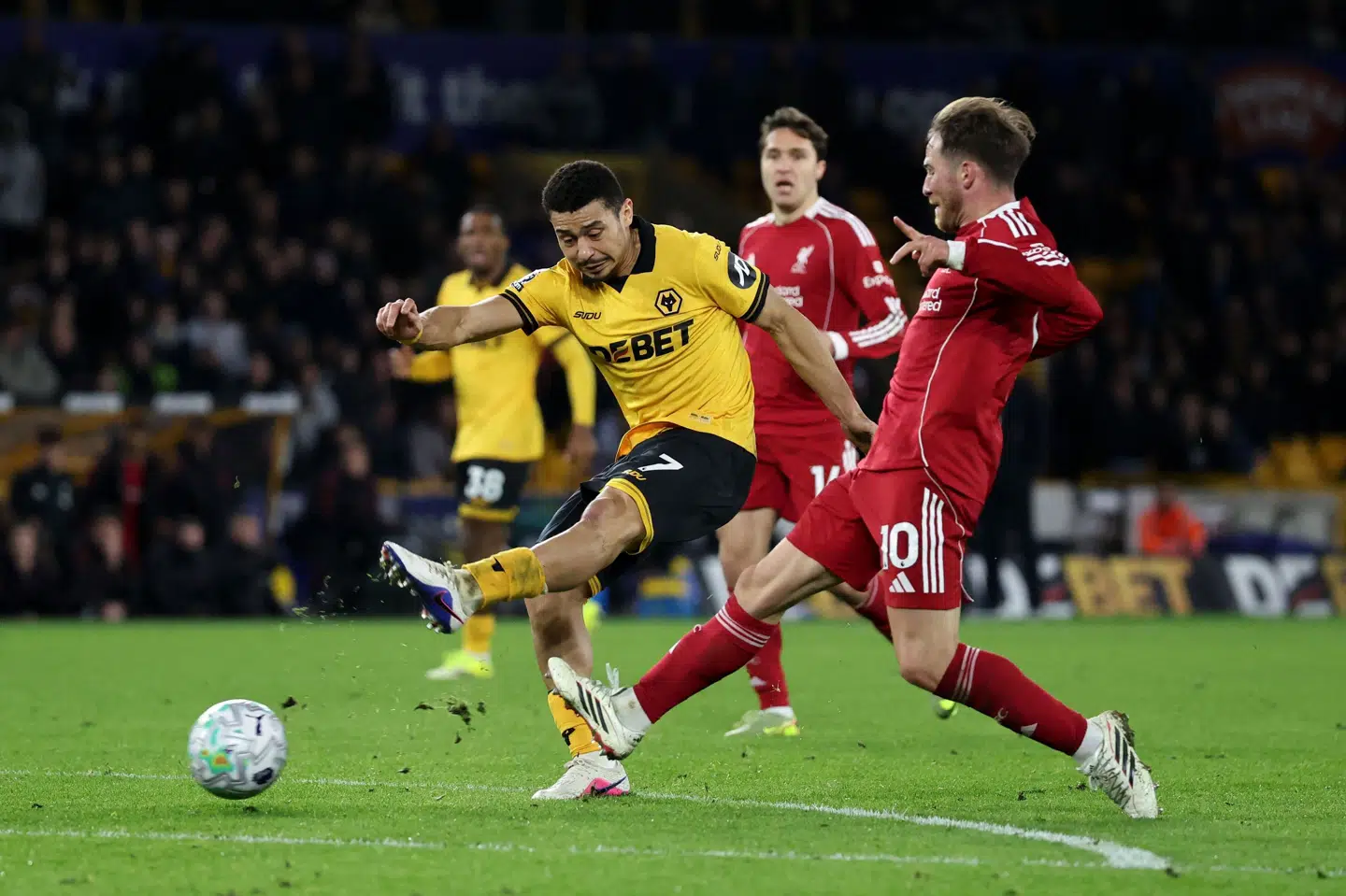 Brasilianeren André blev matchvinder for Wolverhampton med et afrettet skud.