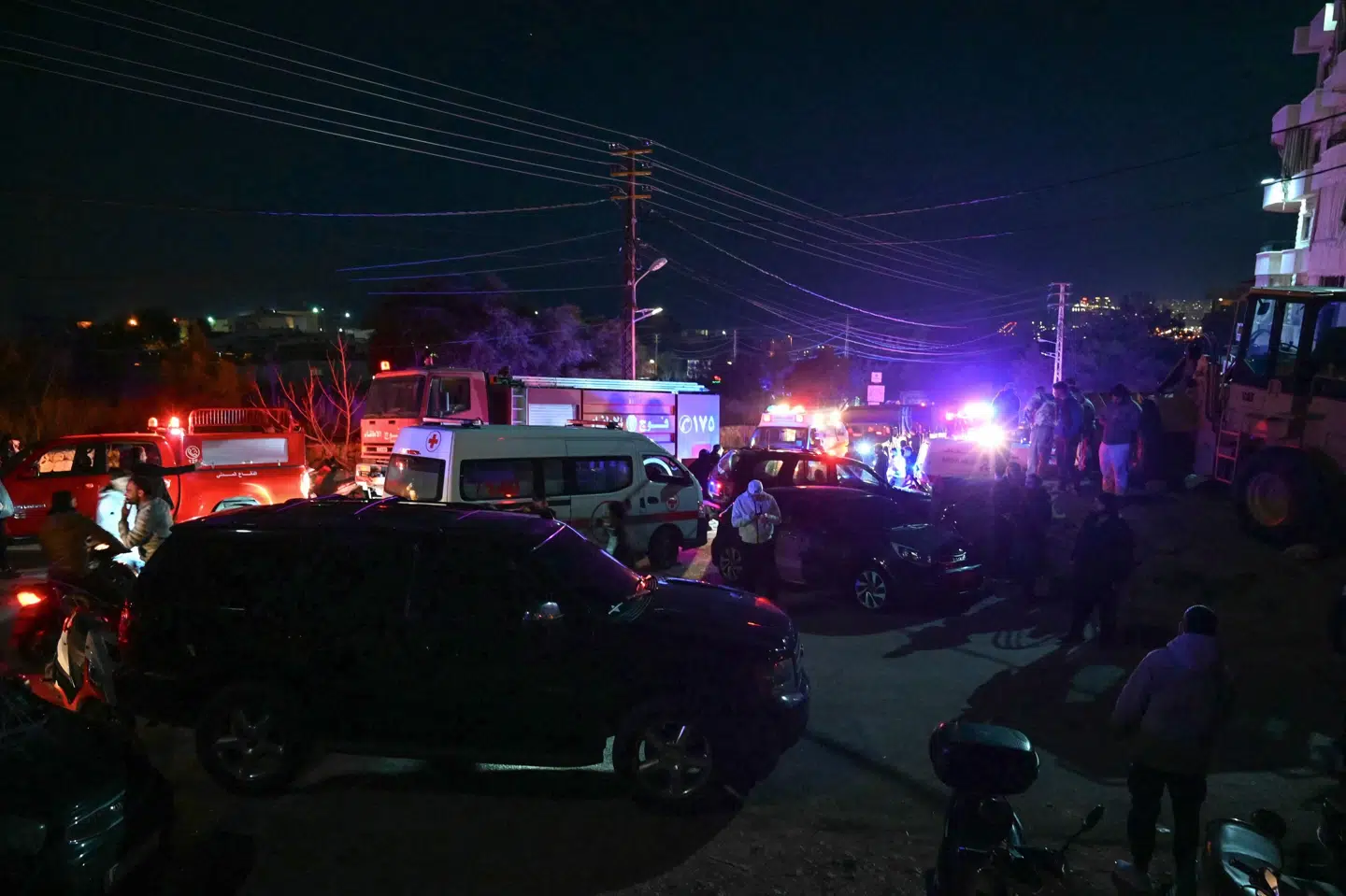 Redningsfolk arbejder ved en bygning i byen Aramoun syd for Libanons hovedstad, Beirut, efter et israelsk luftangreb natten til onsdag.