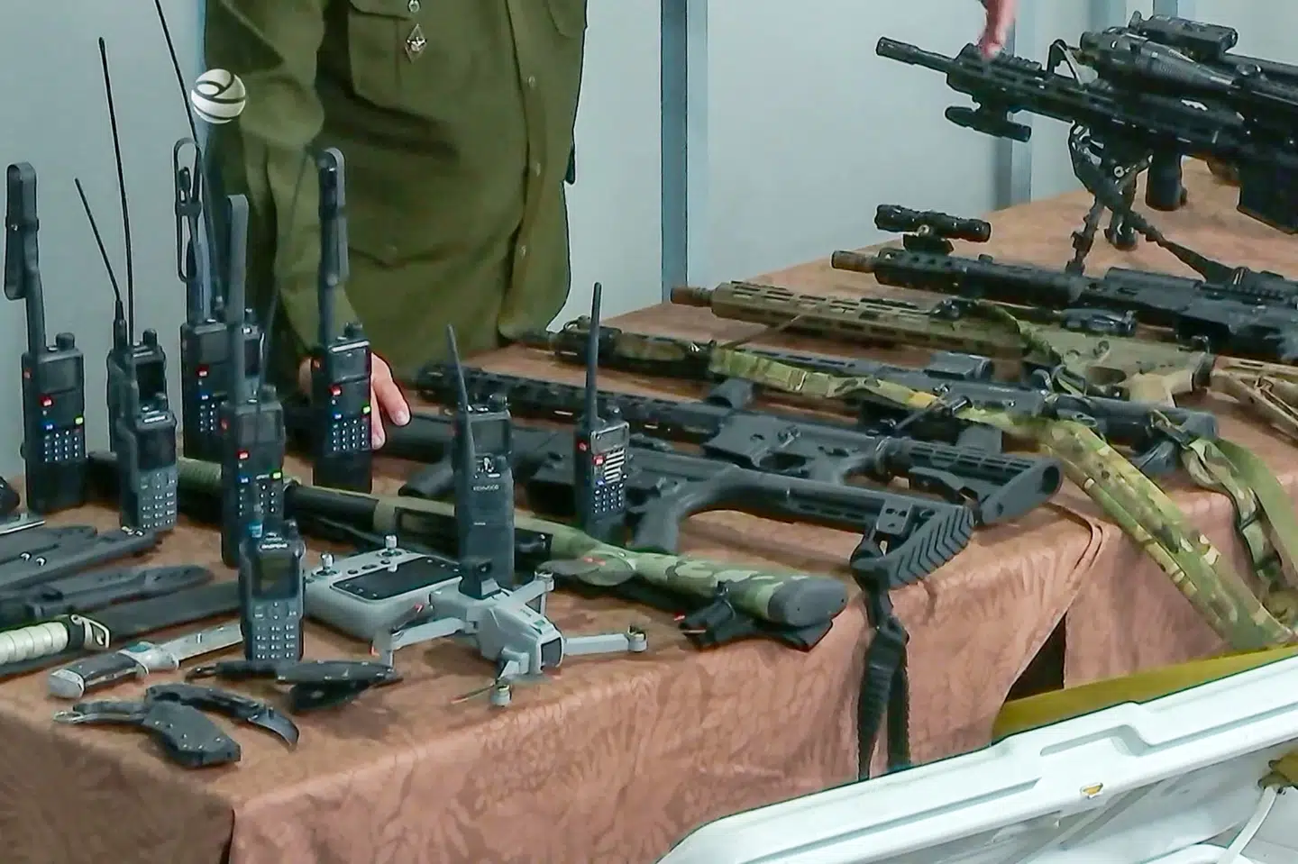 Et skærmbillede fra en tv-udsendelse vist fredag i Cuba viser våben og radioer, der ifølge de cubanske myndigheder blev fragtet på en speedbåd, som trængte ind i cubansk farvand den 25. februar. (Arkivfoto).