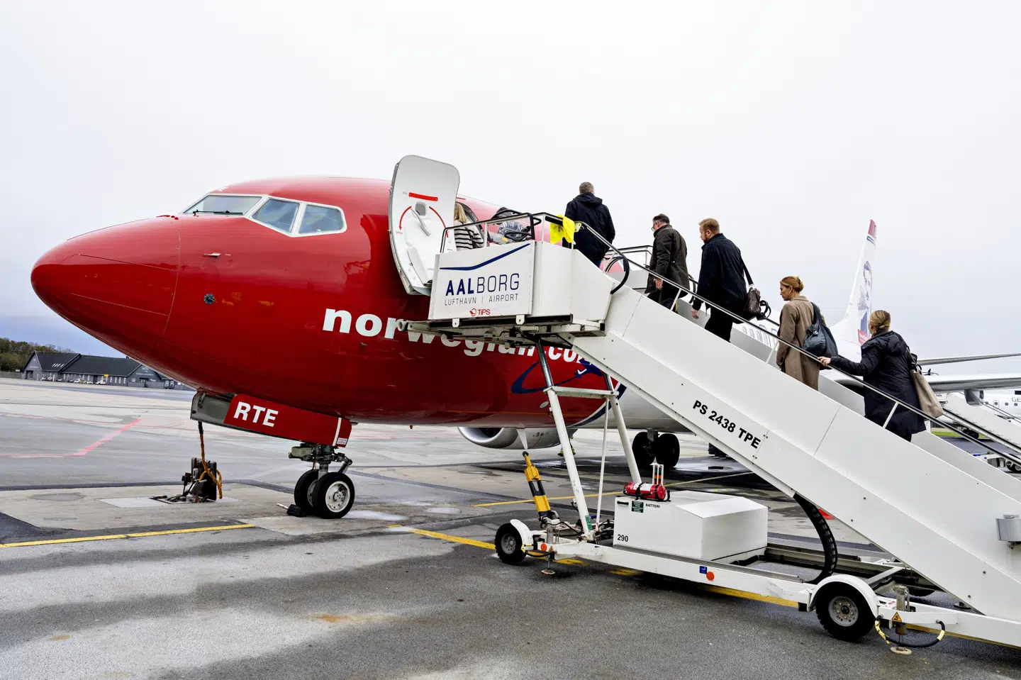 Et Norwegian-fly er klar til afgang fra Aalborg Lufthavn ved en tidligere lejlighed. Onsdag letter det første fly på en ny rute med 40 procent bæredygtigt brændstof i tanken. (Arkivfoto).
