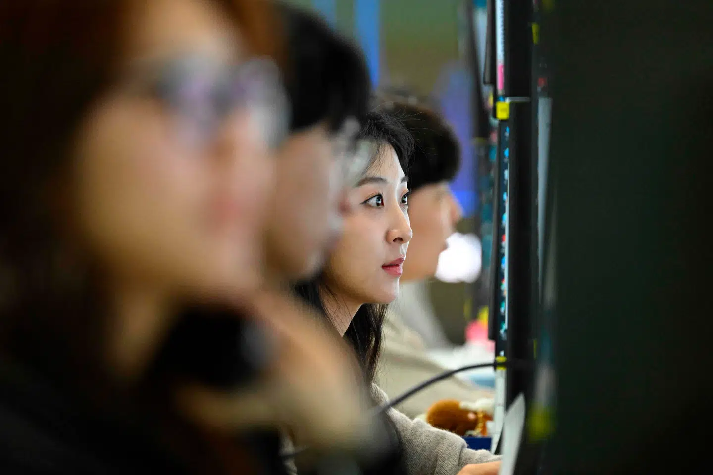 Chokbølgerne fra krigen i Mellemøsten fortsætter med at rulle over aktie- og valutamarkederne onsdag morgen. Her følger valutahandlere ekstra godt med i Hana Banks hovedkvarter i Seoul i Sydkorea, hvor børshandelen midlertidigt måtte afbrydes på grund af de store fald.