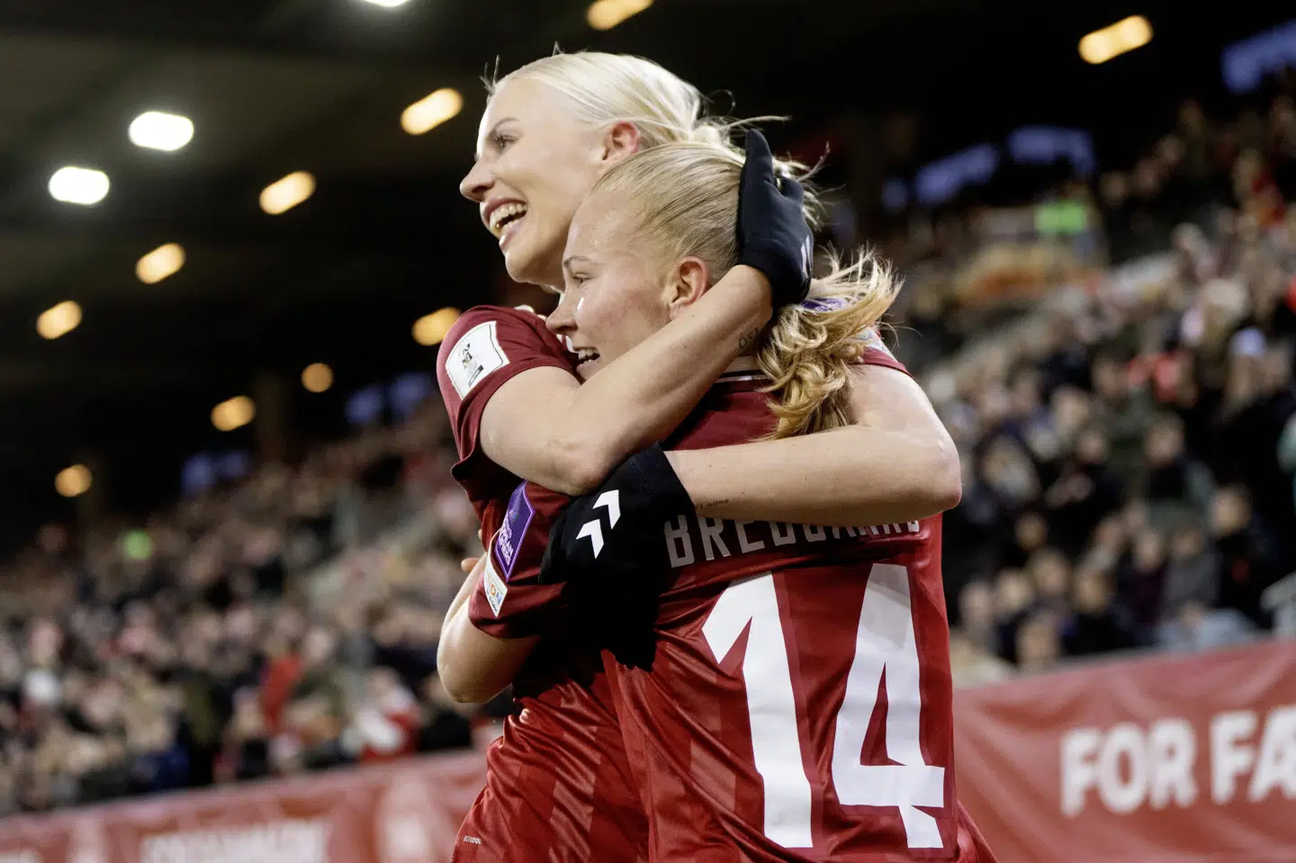 Sofie Svava og Sofie Bredgaard jubler over sidstnævntes scoring til 1-0 mod Serbien foran 2800 tilskuere i Horsens.