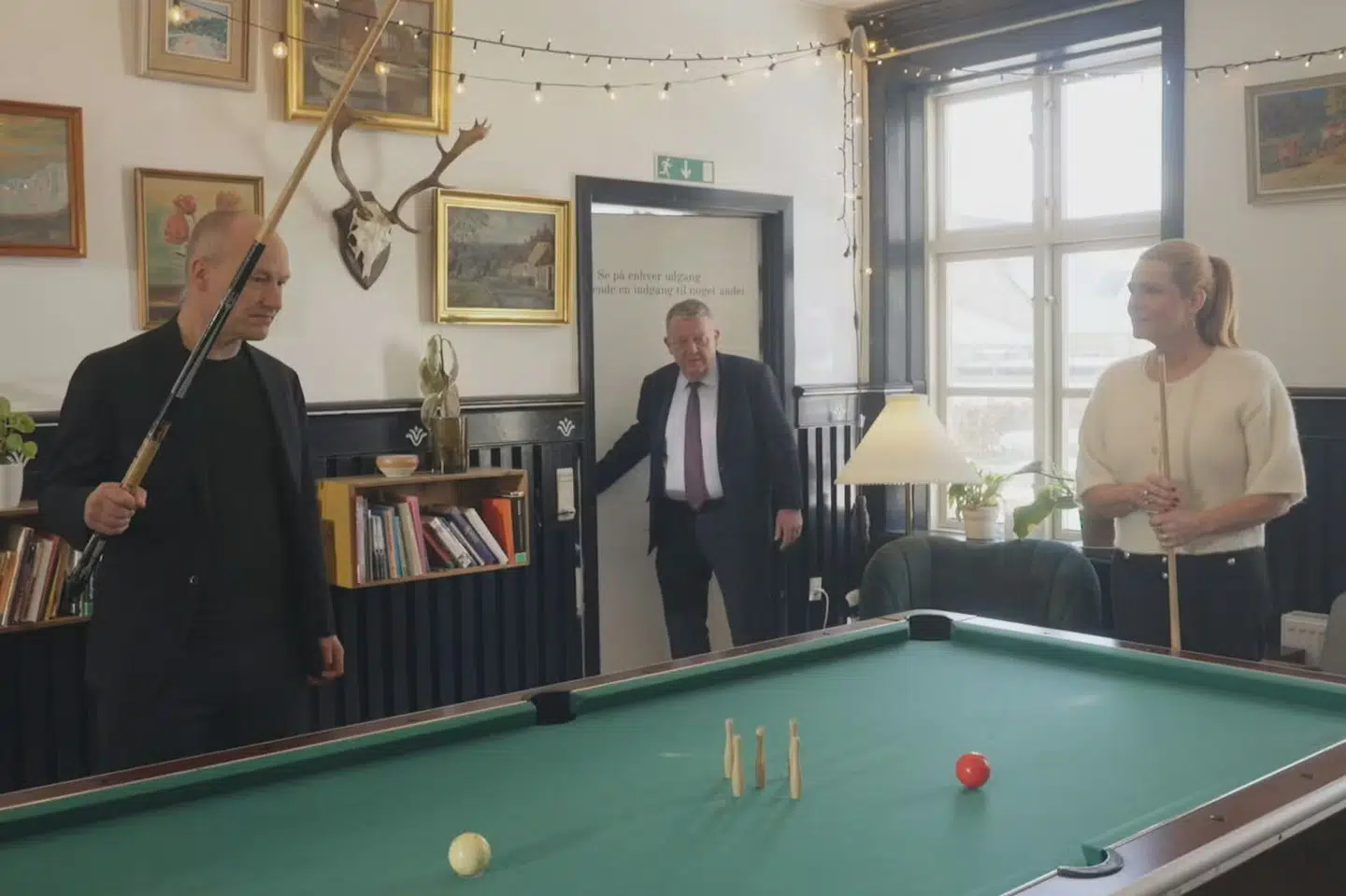 Enhedslistens Pelle Dragsted og Danmarksdemokraternes Inger Støjberg mødes over et slag billard. Ind kommer Moderaternes formand, Lars Løkke Rasmussen. (PR-foto).