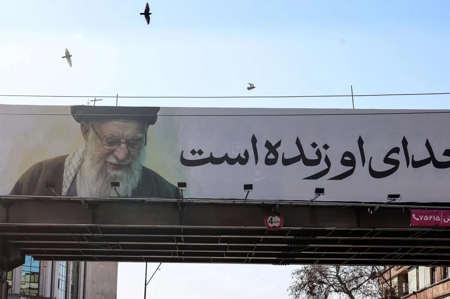 I Teherans gader hænger bannere, der portrættere Irans afdøde leder ayatollah Ali Khamenei. En ceremoni til ære for Khamenei vil blive afholdt over tre dage. (Arkivfoto).